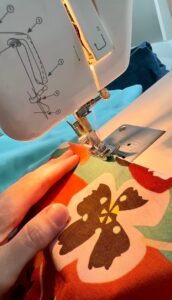 Nähmaschine im Atelier bei der Arbeit.