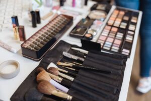 Make-up-Pinsel und bunte Farben in einer stilvollen Anordnung.