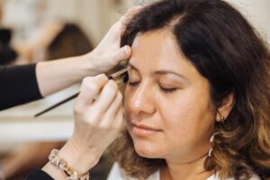 Professionell geschminkte Augen mit Eyeliner und Lidschatten.