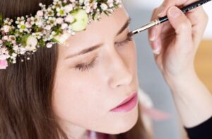 Braut-Make-up für den großen Tag – strahlend und stilvoll.