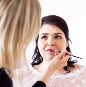 Rote Lippen mit professionellem Make-up.