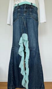 Jeans mit blauen Rüschendetails – modisch und kreativ