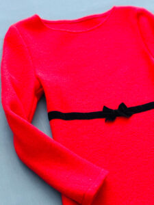 Rotes Kleid mit einem filigranen schwarzen Gürtel